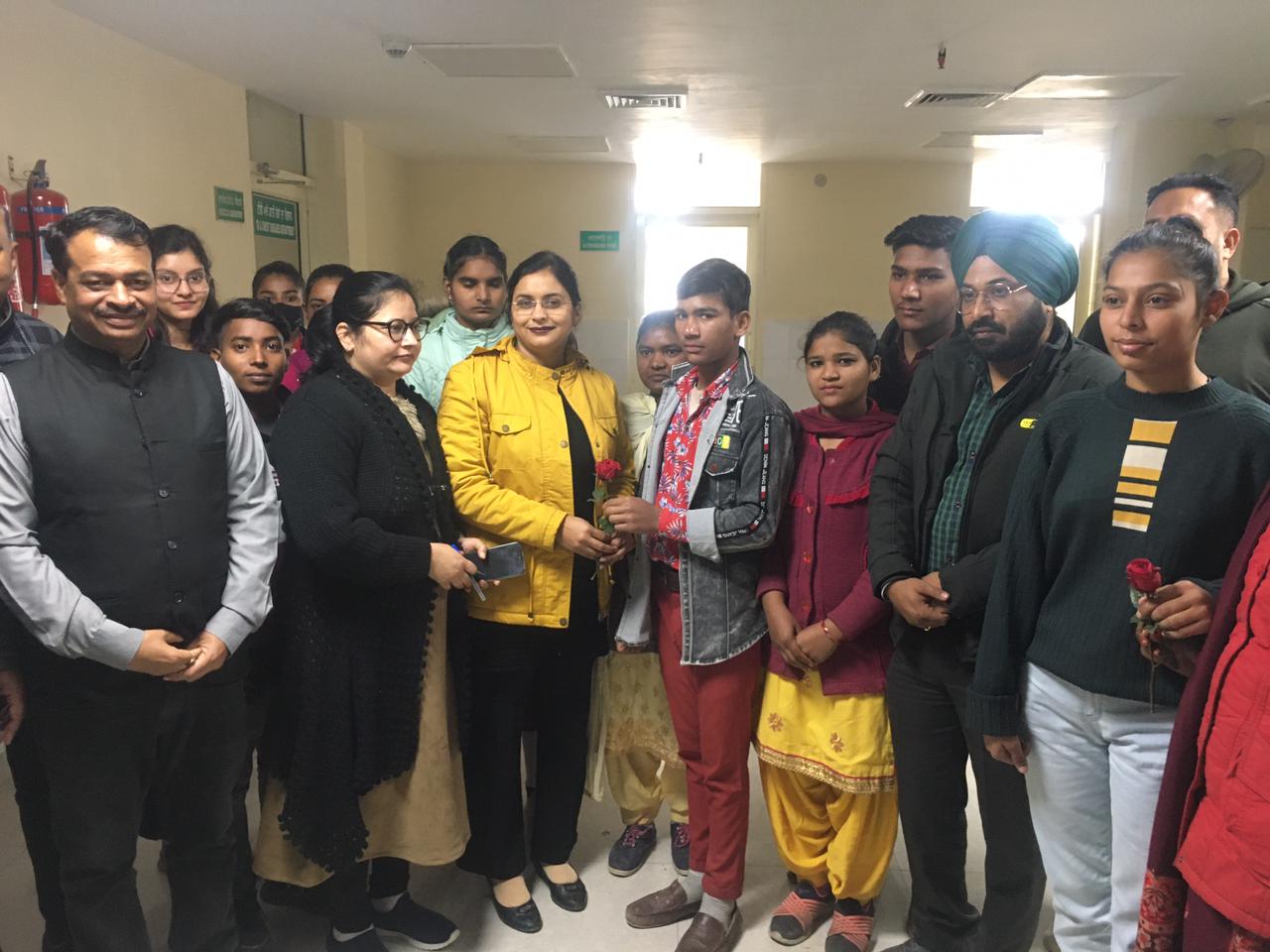 मार्शल जिम एंड एकेडमी स्पोट्र्स एंड एजुकेशन वैलफेयर सोसायटी ने अलग ही अंदाज में मनाया रोज डे