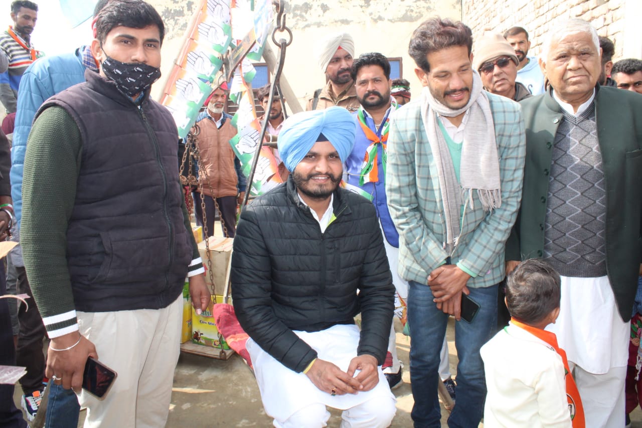 विधायक दविन्द्र घुबाया को ग्रामीणों ने लड्डूओं से तोल कर दिया जीत का आशीर्वाद