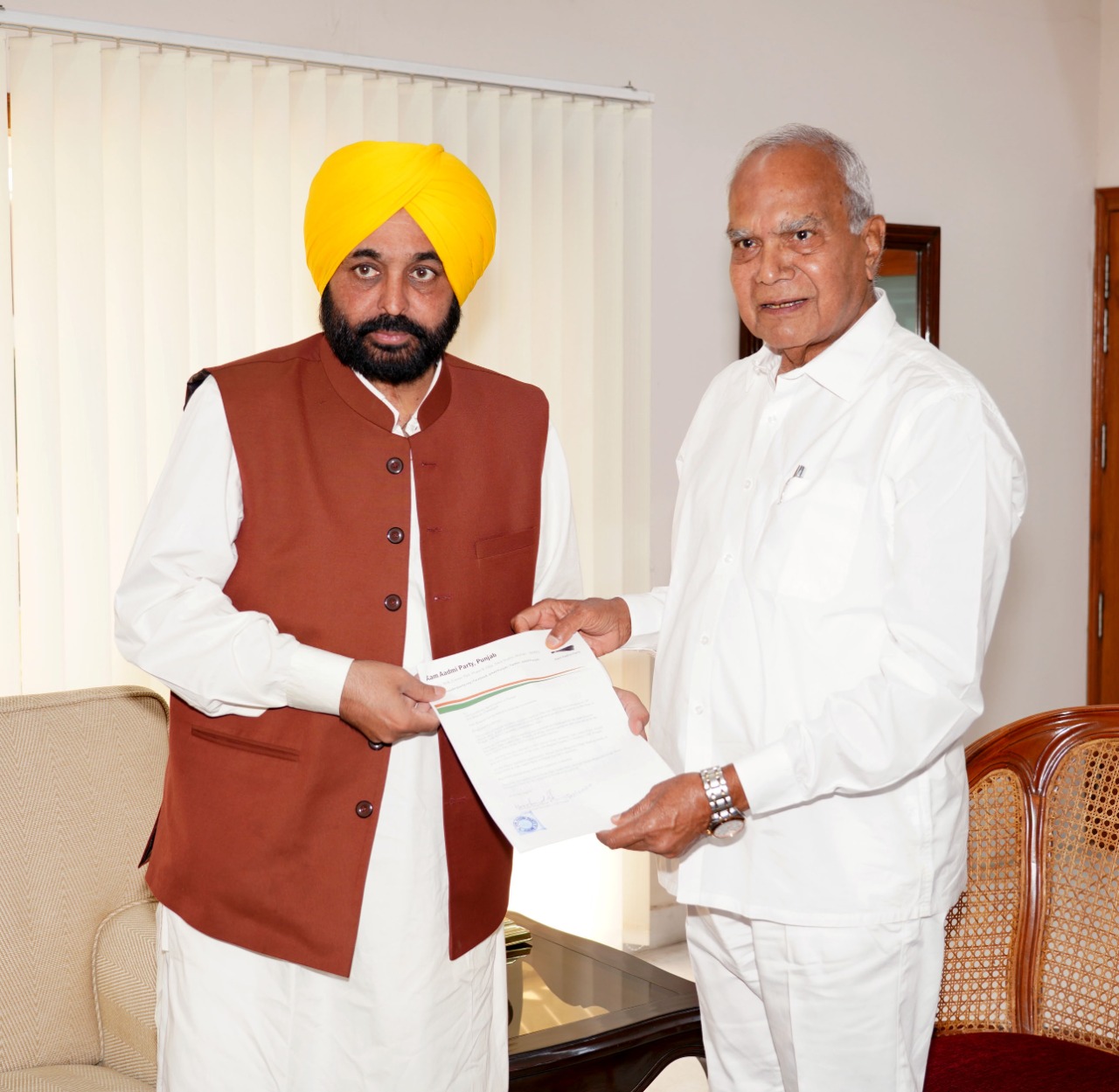 Bhagwant Mann meets Governor; Stakes claim to form government in Punjab