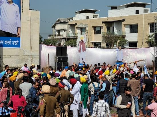 LIVE: Huge crowd gathers outside Bhagwant Maan's residence (View Pics) 