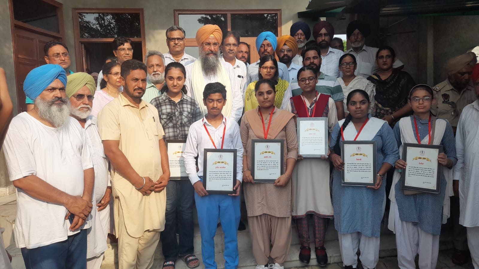 ਸਪੀਕਰ ਵੱਲੋਂ ਮੈਰਿਟ ਵਿੱਚ ਆਉਣ ਵਾਲੇ ਹੋਣਹਾਰ ਵਿਦਿਆਰਥੀ ਸਨਮਾਨਿਤ