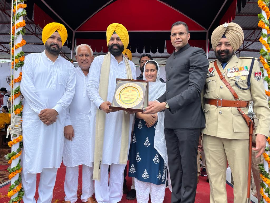 TRANSPORT MINISTER LALJIT SINGH BHULLAR HOISTS TRICOLOUR AT SANGRUR, VOWS TO FULFILL MARTYRS' DREAMS