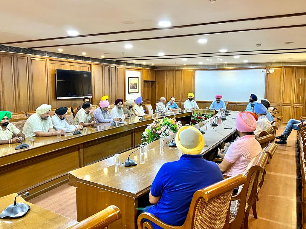 PRIVATE BUS OPERATORS CALL OFF PROTEST AFTER MEETING WITH FM CHEEMA &amp; TRANSPORT MINISTER BHULLAR