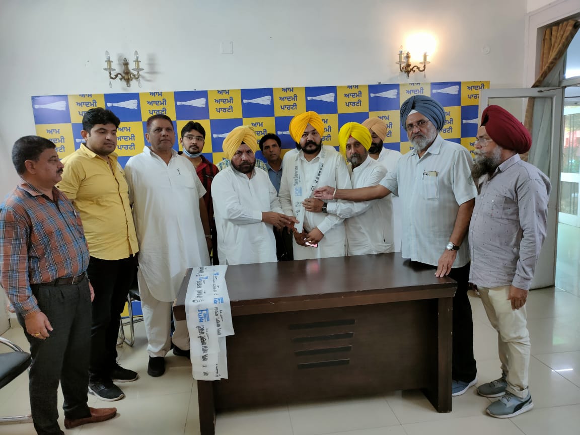 Manpreet Singh Talwandi, president of youth wing of Akali Dal (United), joins AAP