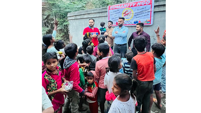 Ishu Kalra's Humanity NGO Spreading Happiness Around People By distributing Clothes Campaigning All Over Punjab NGO Members