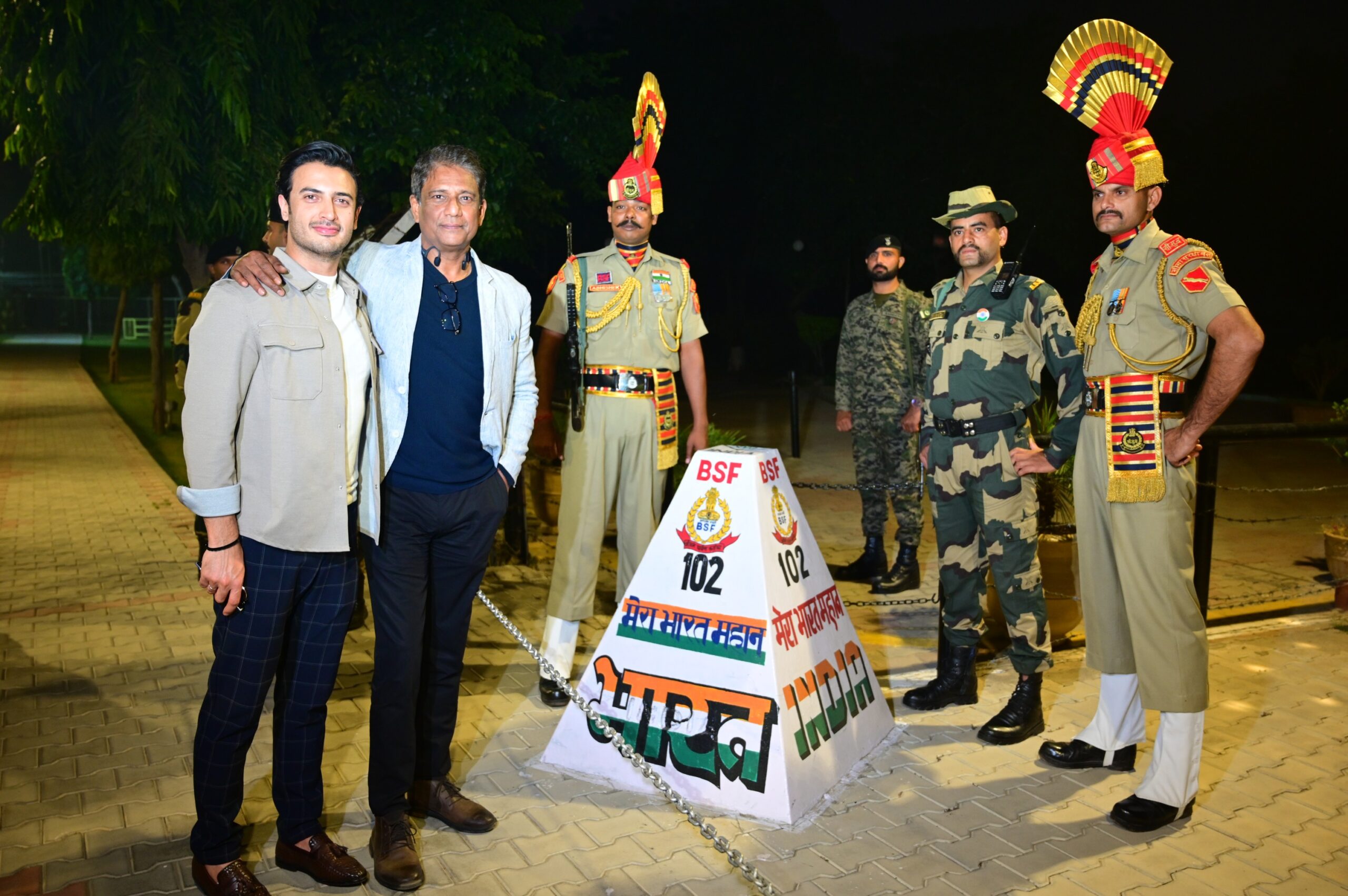<strong>Cast of spy thriller 'Mukhbir - The Story of a Spy' reaches Golden Temple and Wagah Border</strong>
