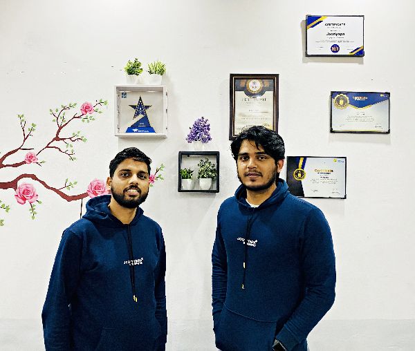 <strong>"Step Up Your Style Game with Jootiyapa Footwear: The New Trendsetters in Affordable Footwear"</strong>