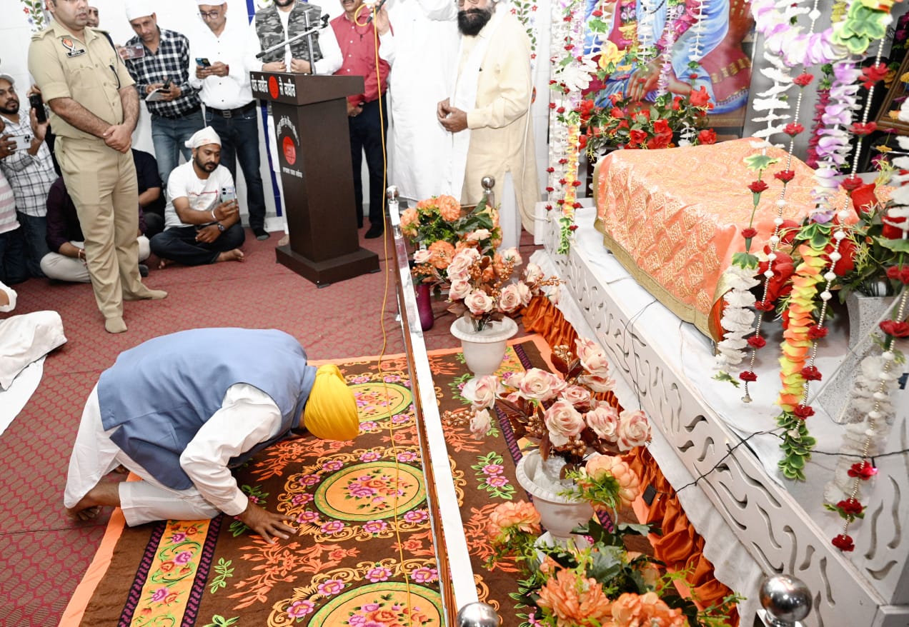 Chief Minister Bhagwant Mann pays obeisance at Satguru Kabir Temple located at Bhargav Camp, Jalandhar, prays for 'Sarbat da Bhala'