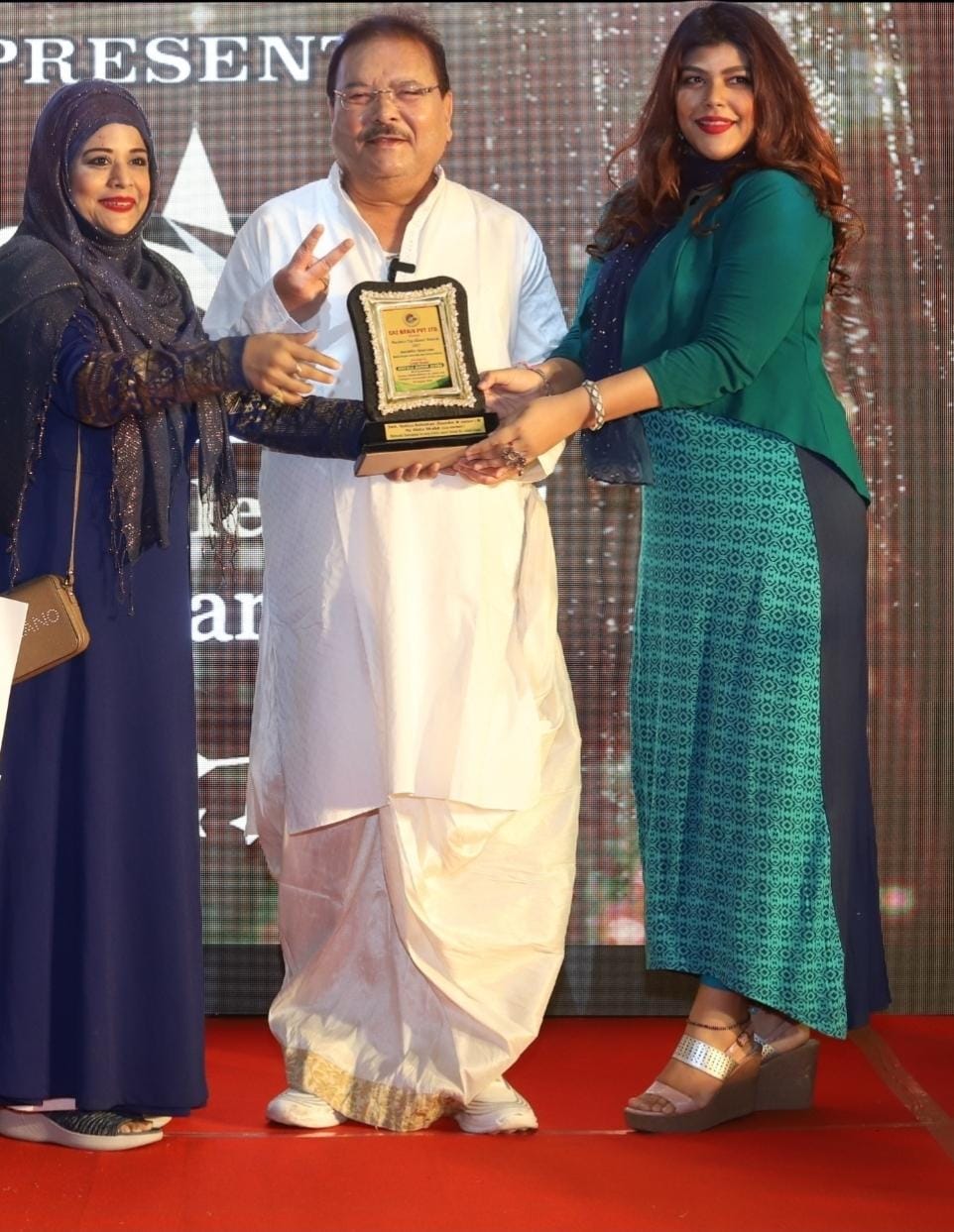 Sabiya Rahaman &amp; Aisha Shaikh of Socialite Ayurveda awarded by Minister Madan Mitra