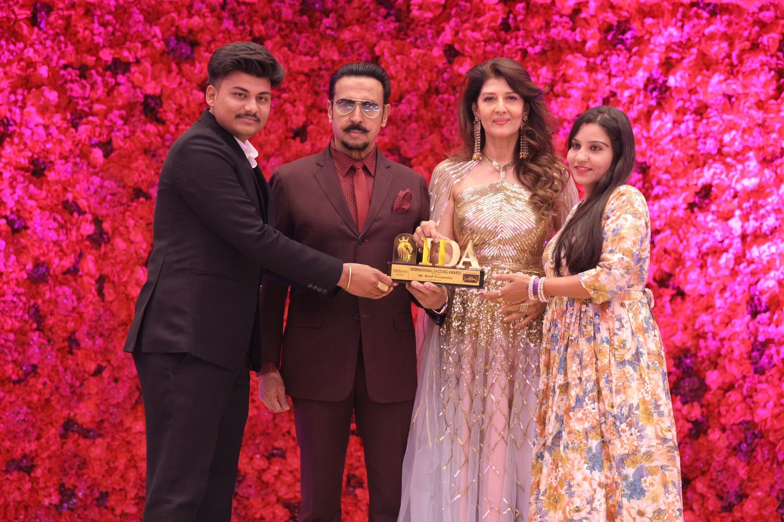 Ronit Kushwaha founder of RapidReviews by VibeSocial Wins Best Indian ORM &amp; Social Media Marketing Company Award