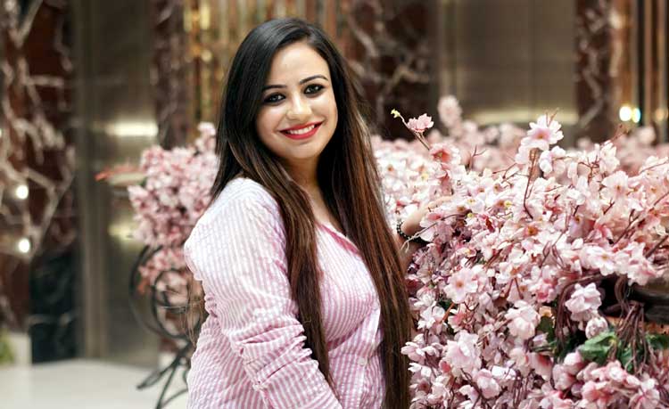 Genia Chadha: From Small Town Roots to Renowned Journalist, Entrepreneur, and Influencer - An Inspiring Journey