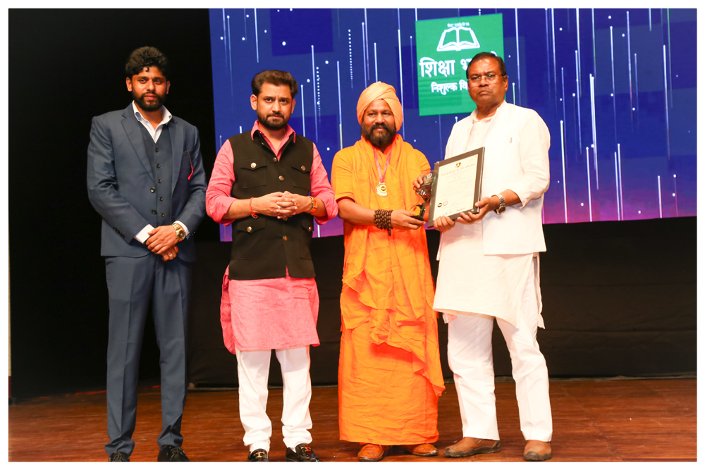 Mahamandaleshwar Swami Shyam Chetan Puri Ji gets felicitated with the National Icon Award 2024