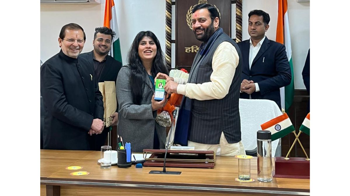Haryana CM Meets Gurgaon’s Viral Hair Care Mom, Asks Her the Secret Behind “Daadi Ka Magic