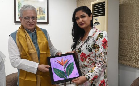 Miss India Dr Eesha Agarwal Presents Her Hand-Painted ‘Bird of Paradise’ to Maharashtra Governor Shri Jishnu Dev Varma